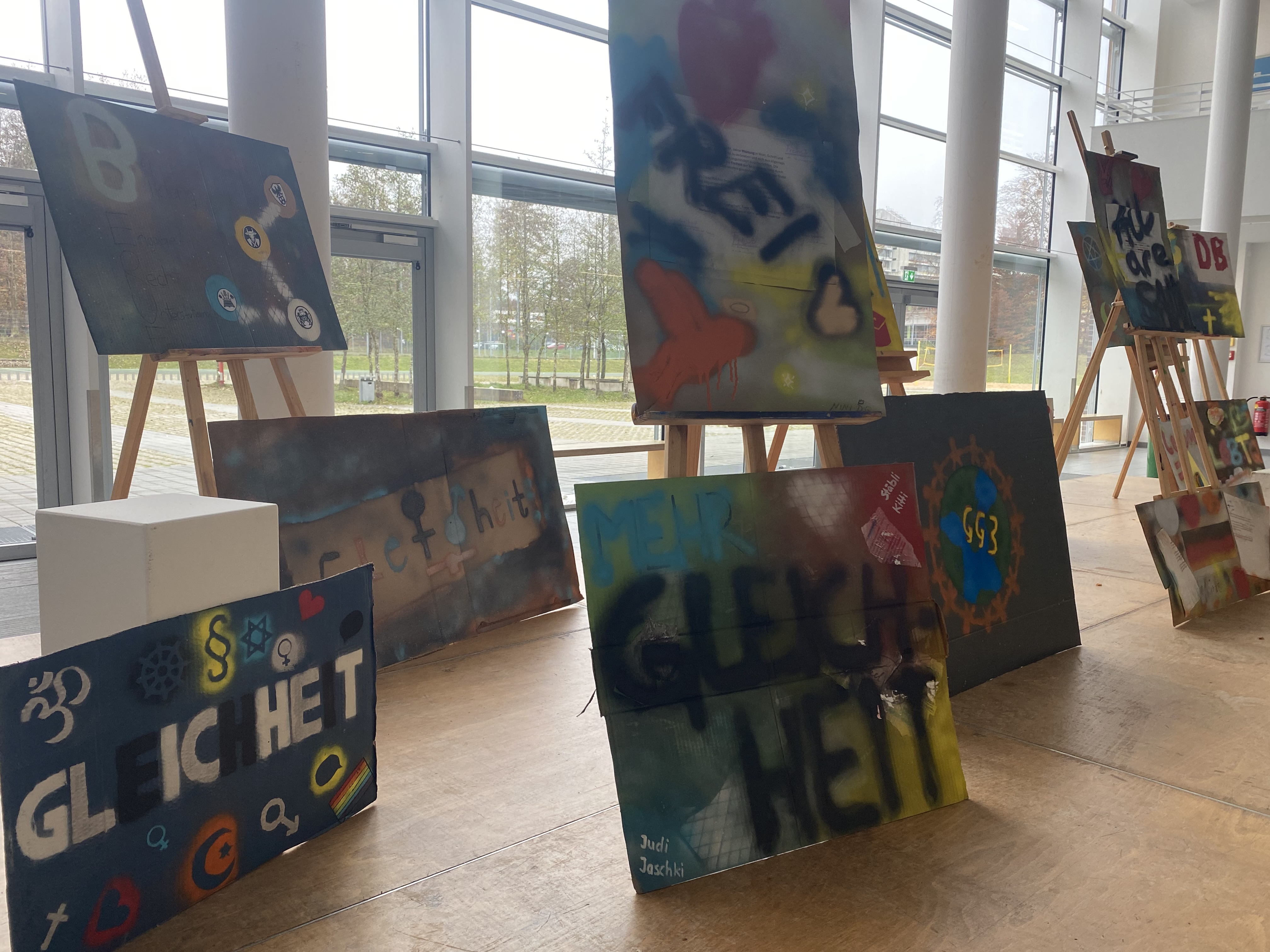 Ein Kunstprojekt der 8. Klassen zur Verfassungsviertelstunde